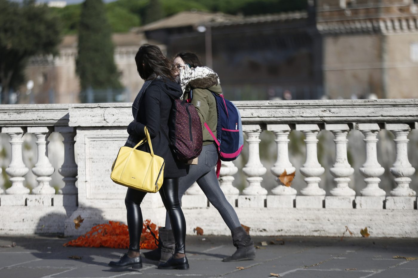 Allarme meteo a Roma: vento forte e pioggia gelida mettono in crisi la città oggi