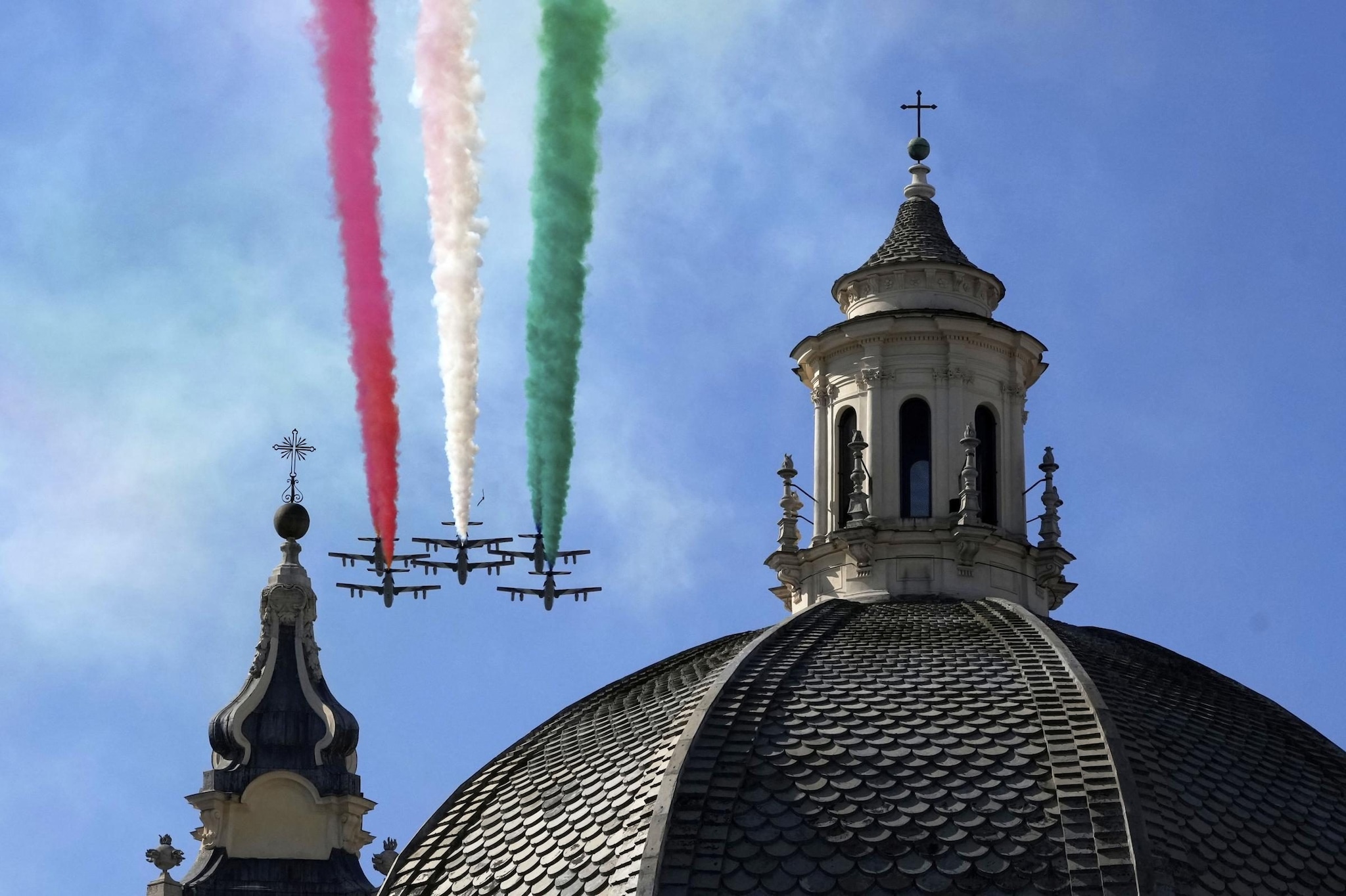 Sconvolgente boato delle Frecce tricolori allarma Roma durante l’esercitazione nazionale