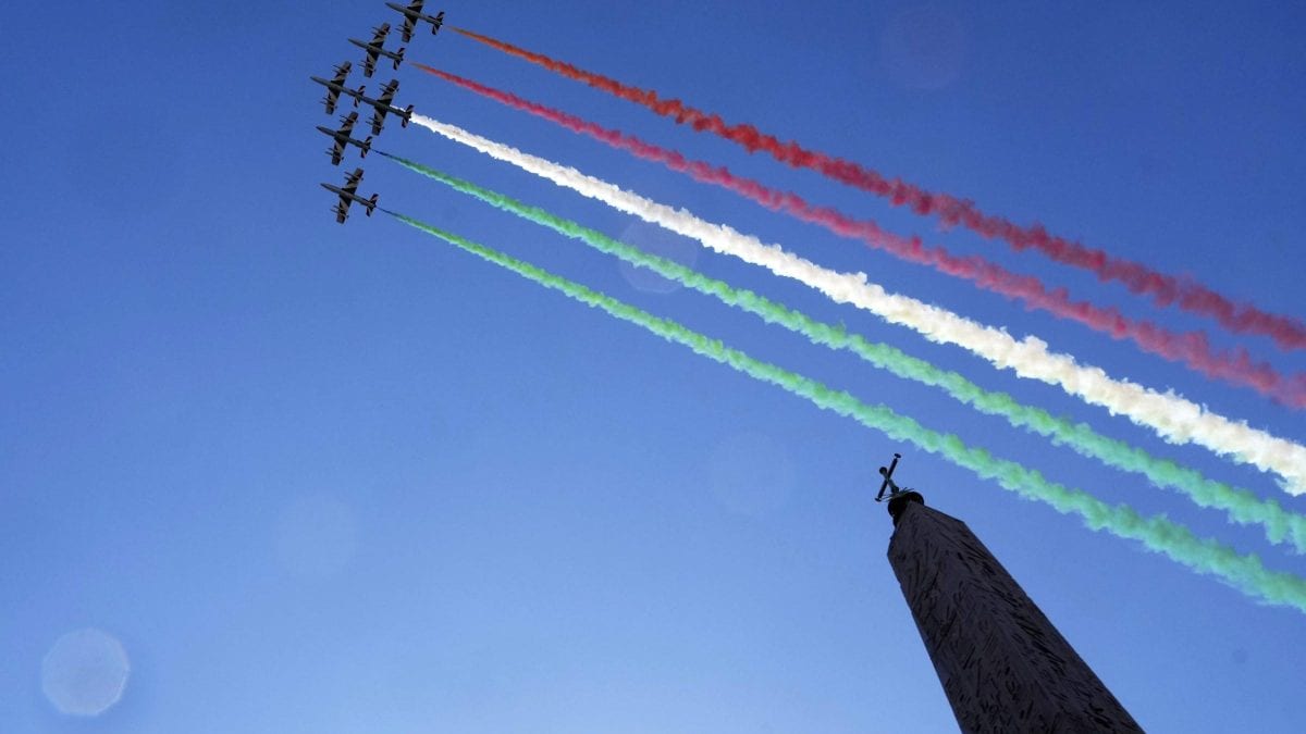 Passaggio delle Frecce Tricolori a Roma (Lapresse)