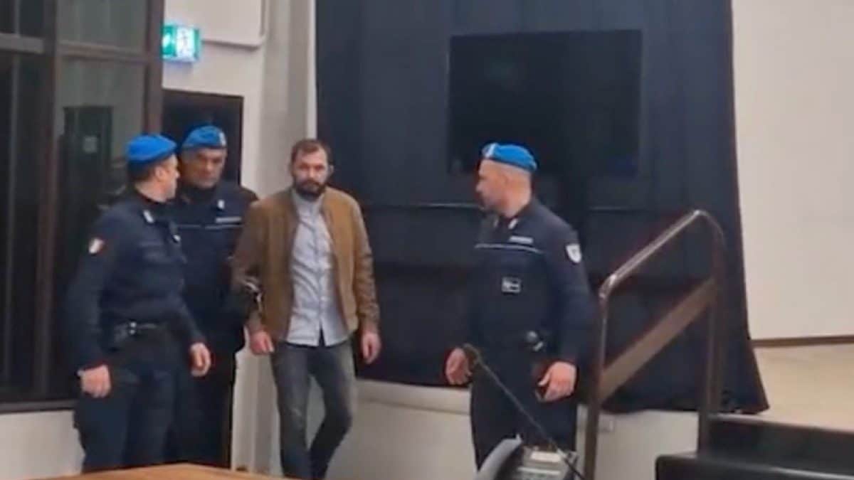 Vasile Frumuzache e l’ingresso in sala bunker.