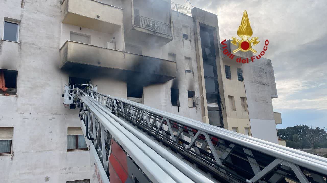 Le operazioni dei vigili del fuoco ad Anzio