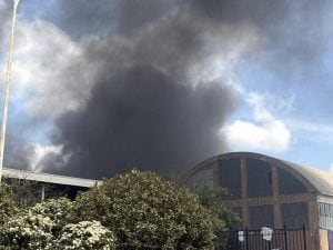 Incendio nell’ex industria a Bagnoregio, allerta nube tossica: il sindaco vieta le attività all’aperto