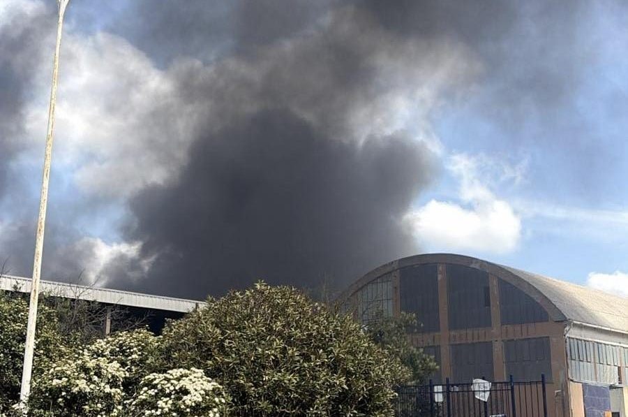 Allarme a Roma: incendio in ex fabbrica rilascia nubi tossiche, vietate attività all’aperto a Ostia