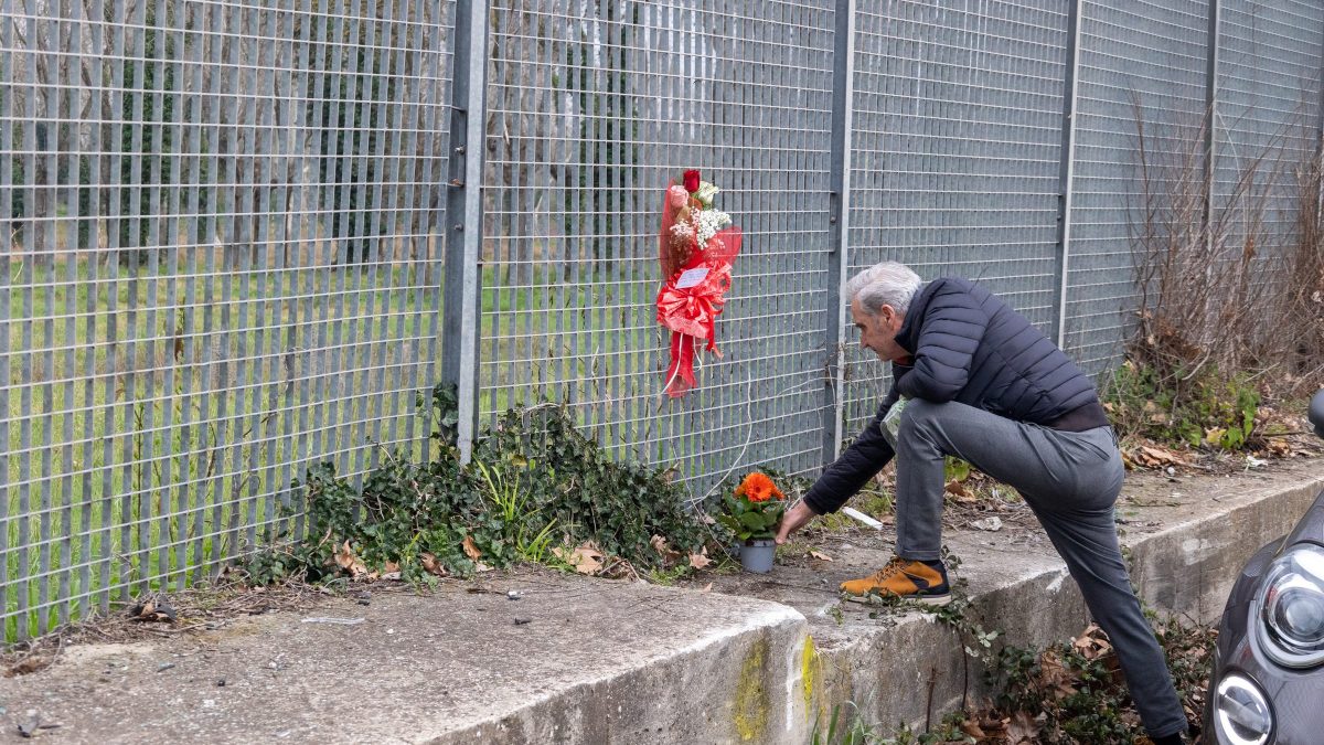 Un uomo pone un omaggio sul luogo dell’incidente (Lapresse)