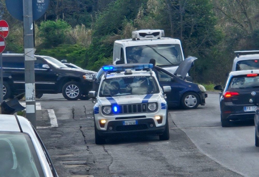 Scontro tra auto e furgone a Roma: morto l'autista, l'altro conducente ...