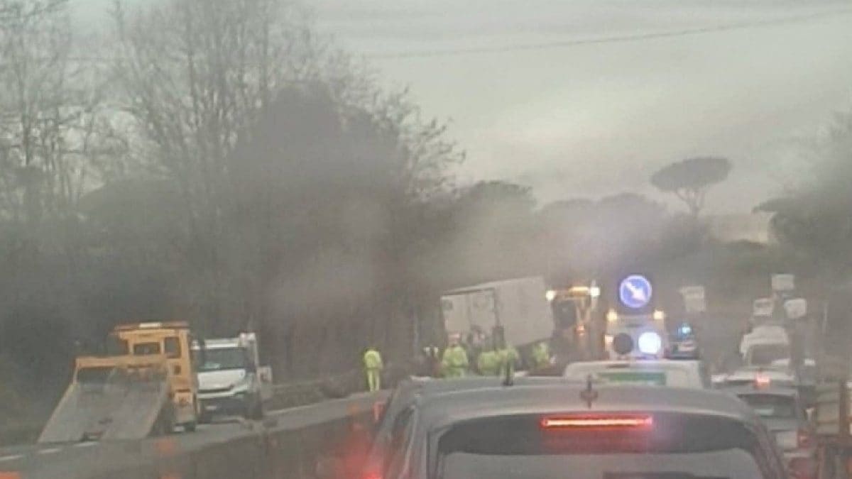 L’incidente lungo via Pontina (Foto Facebook della pagina via Pontina)