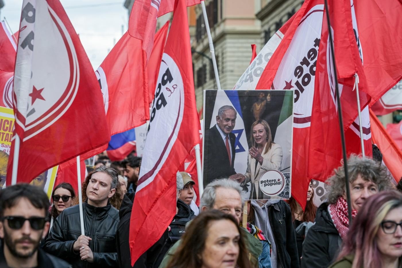 Tensione a Roma: bruciati cartelli con i volti di Meloni e Nordio, tre identificati al corteo contro il referendum