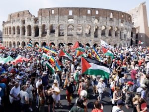 Manifestazione oggi a Roma, orari e percorso del corteo No Kings: strade chiuse e bus deviati Atac