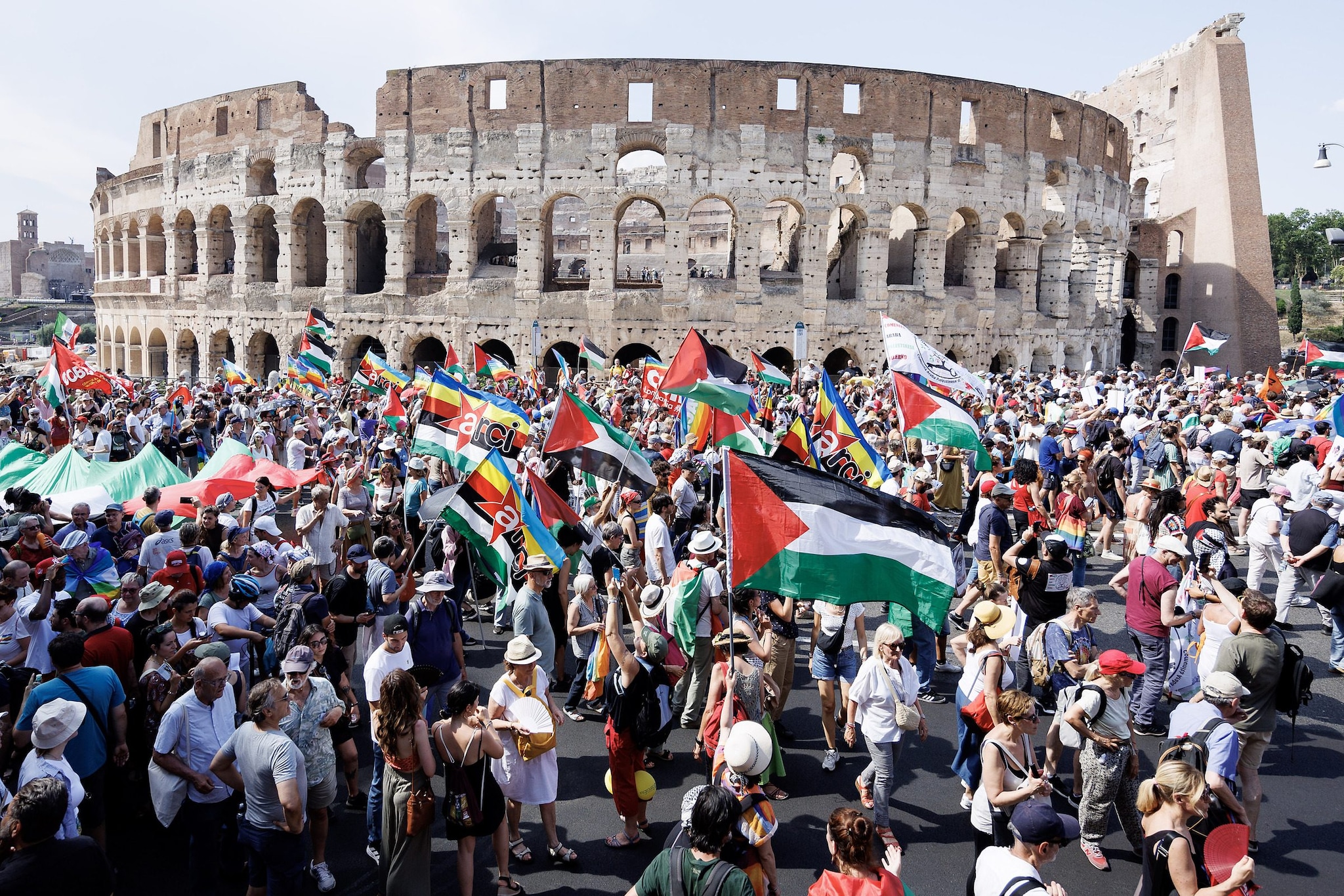 Caos a Roma per il corteo No Kings: strade bloccate e bus deviati oggi