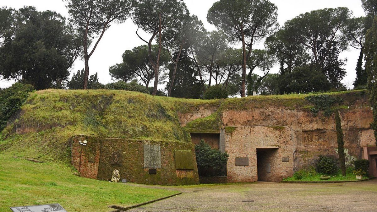 Il mausoleo dell’eccidio delle Fosse Ardeatine (da Wikimedia Commons)