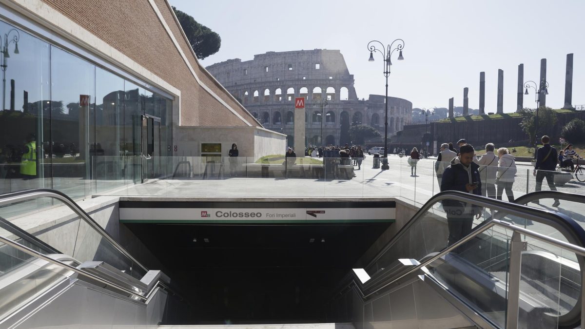 La linea C della metropolitana. Qui la stazione di Colosseo– Fori Imperiali.