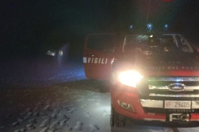 I vigili del fuoco impegnati nel salvataggio