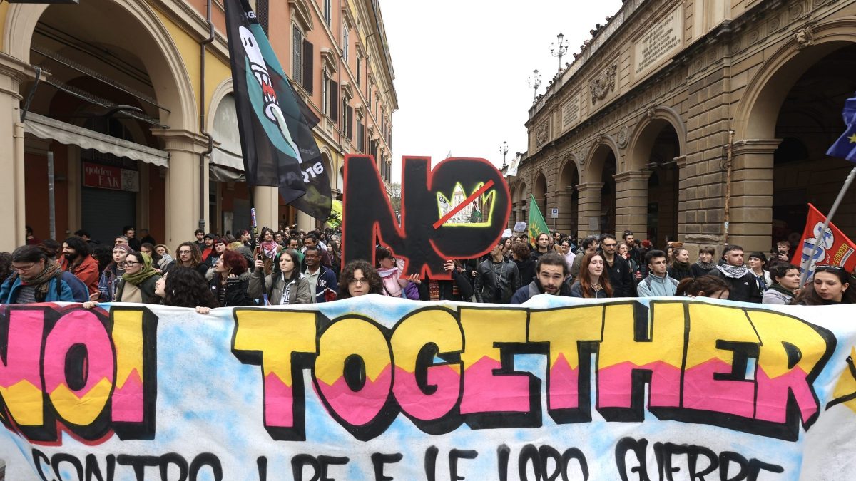 Manifestazione del movimento No Kings a Bologna (Lapresse)