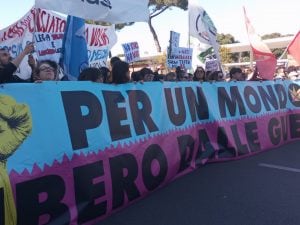 Corteo No Kings a Roma, migliaia in piazza: cartelli contro Trump e Meloni, “No ai re e alle loro guerre”