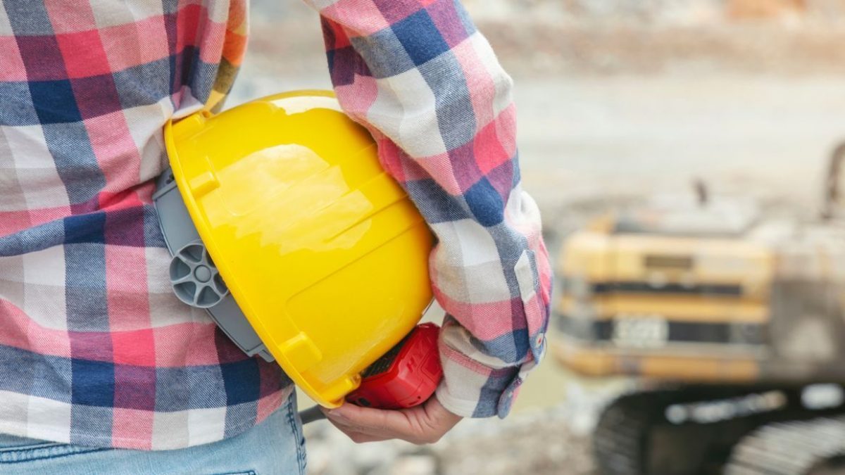 Un operaio al lavoro (Immagine di repertorio IStock)