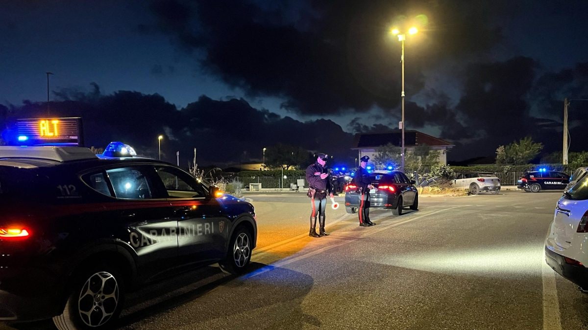 Un posto di blocco dei carabinieri a Ostia (da comando provinciale carabinieri di Roma)