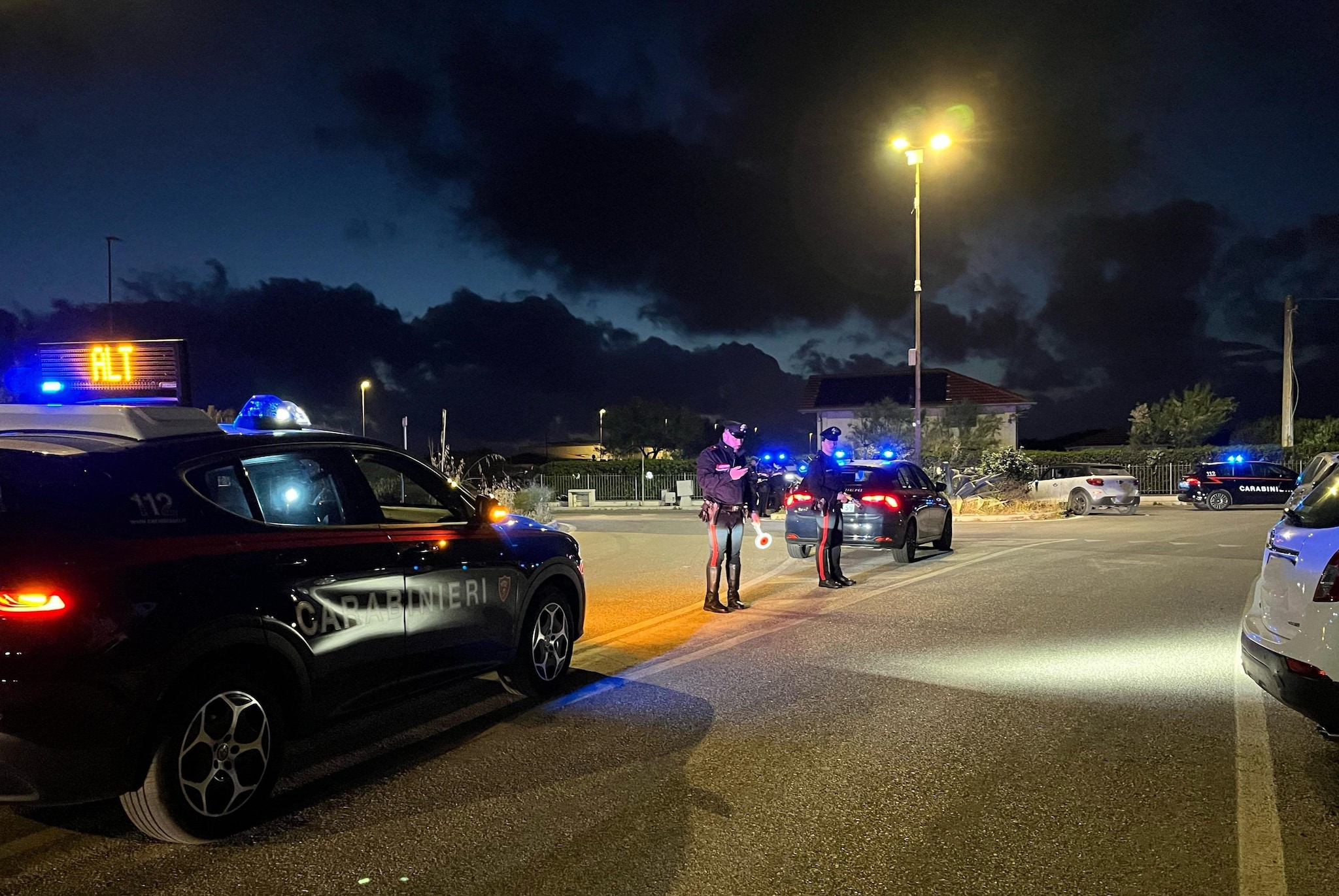 Inseguimento drammatico a Roma: donna fugge con auto rubata e si schianta contro veicoli parcheggiati