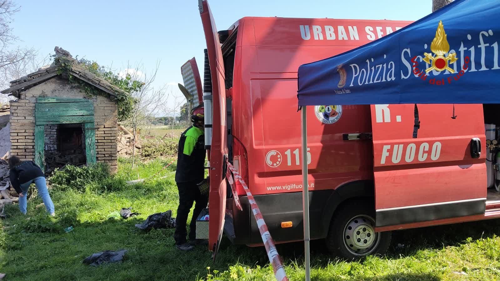 Gli agenti della Polizia di Stato sul luogo del crollo