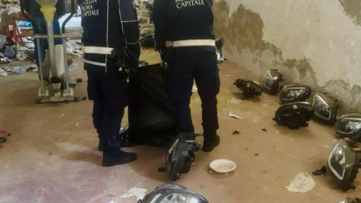 Gli agenti della polizia locale durante il sequestro