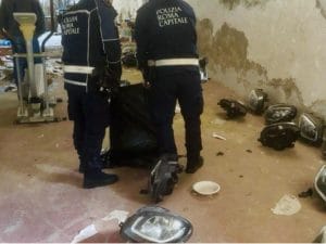 Roma, trovato al Trullo deposito di auto rubate: i ladri prendevano i pezzi e le rivendevano
