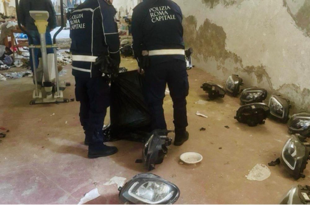 Roma, al Trullo smascherato deposito di auto rubate: ladri rivendevano i pezzi per strada