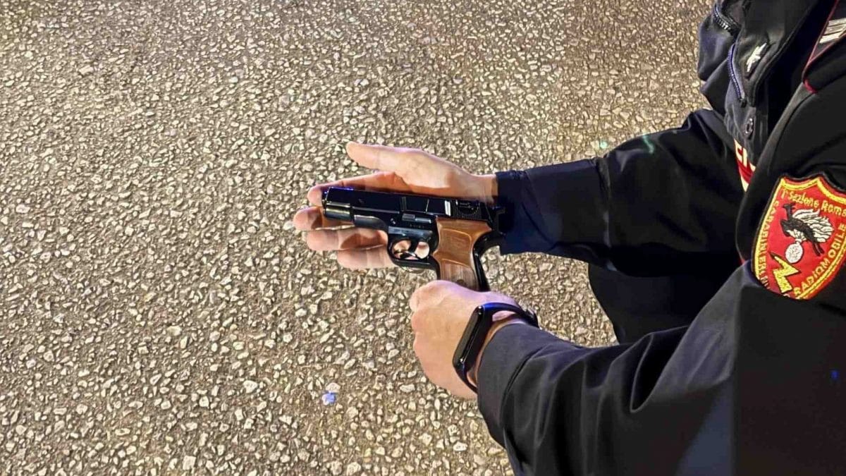 La pistola giocattolo usata dall’arrestato (da carabinieri)