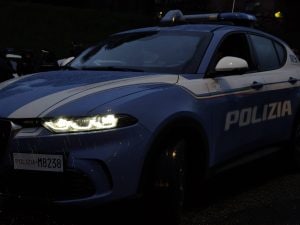 Roma, geloso per una foto sui social, accoltella la compagna e le ruba i gioielli che le aveva regalato