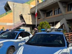 Ostia, litiga col coinquilino e lo accoltella con una lama da macellaio: è grave