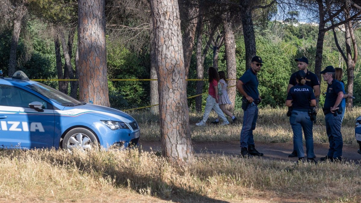 La polizia a Villa Pamphili dopo il ritrovamento dei corpi.