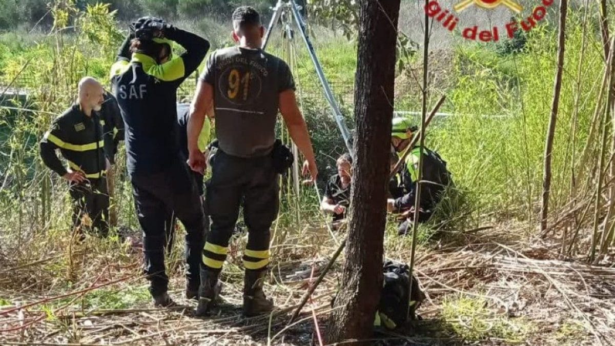 Le operazioni di salvataggio della donna caduta nel pozzo a Roma.