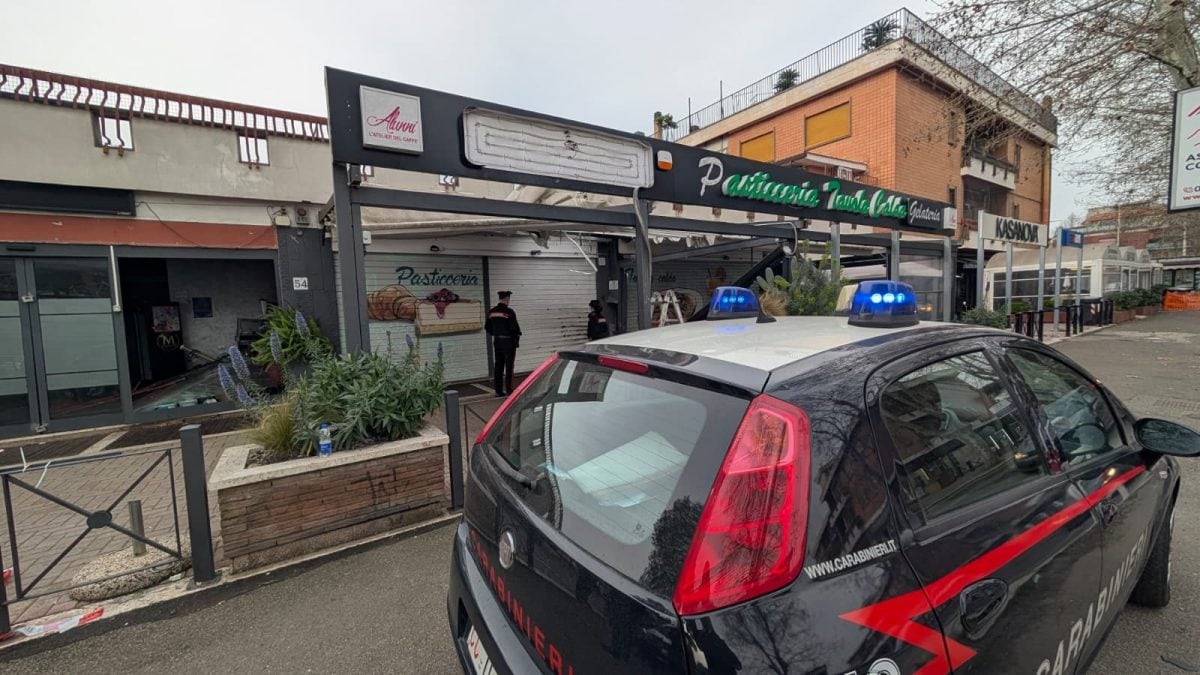 I carabinieri davanti al Primo Coffee Shop