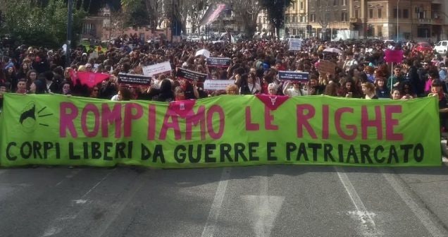 "Rompiamo le righe", uno degli striscioni del corteo.