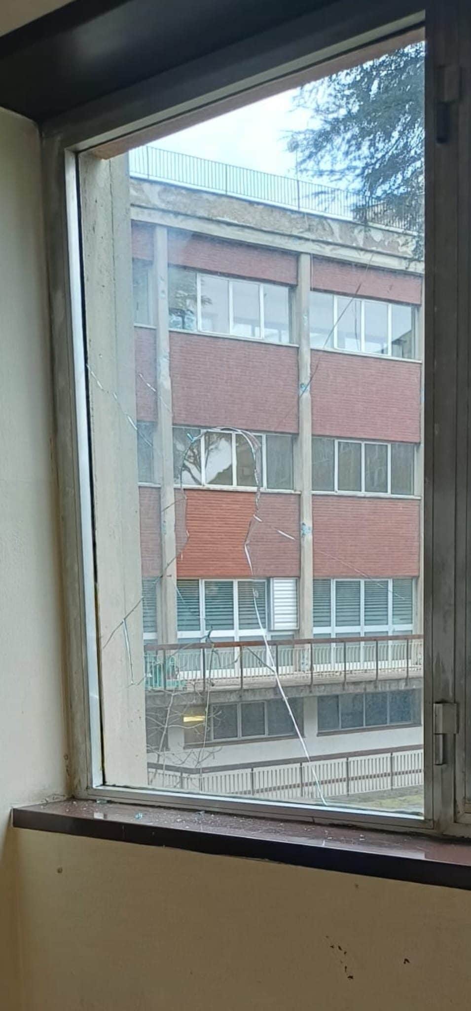Vetro in frantumi all’istituto Ruiz (da Città Metropolitana di Roma)