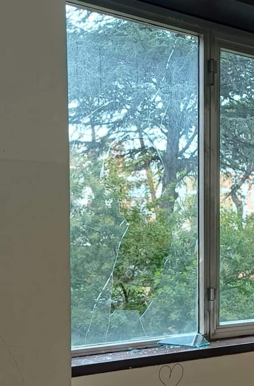 Una delle finestre in frantumi (da Città Metropolitana di Roma)