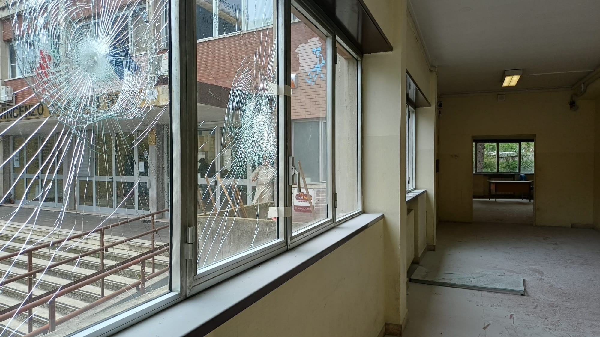 Notte di caos all'Eur di Roma: raid vandalico devasta scuola Ruiz, lezioni a rischio