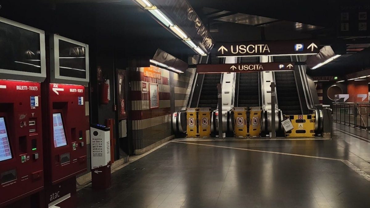 Le uscite dal lato di via Boccea a Cornelia: da venerdì si può entrare usufruendo metà degli accessi disponibili.