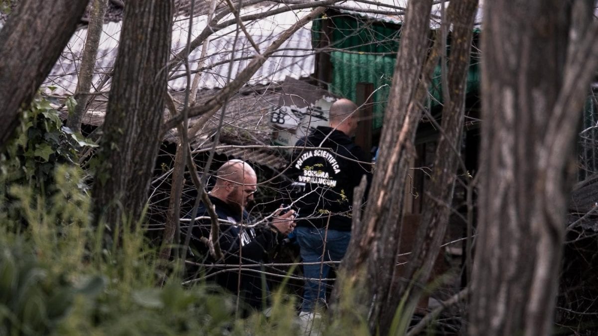 La Polizia di Stato e la Scientifica nel casolare di San Basilio
