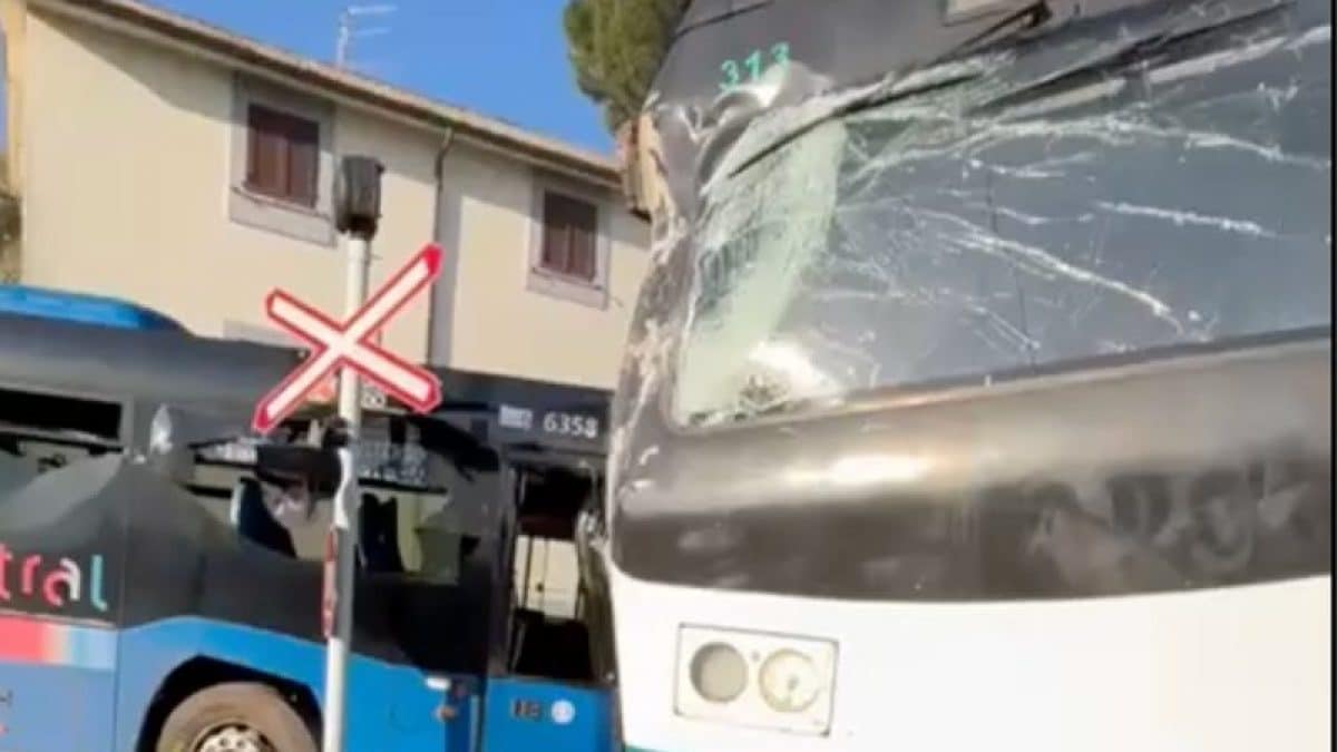 Scontro fra un bus e un treno a Soriano nel Cimino