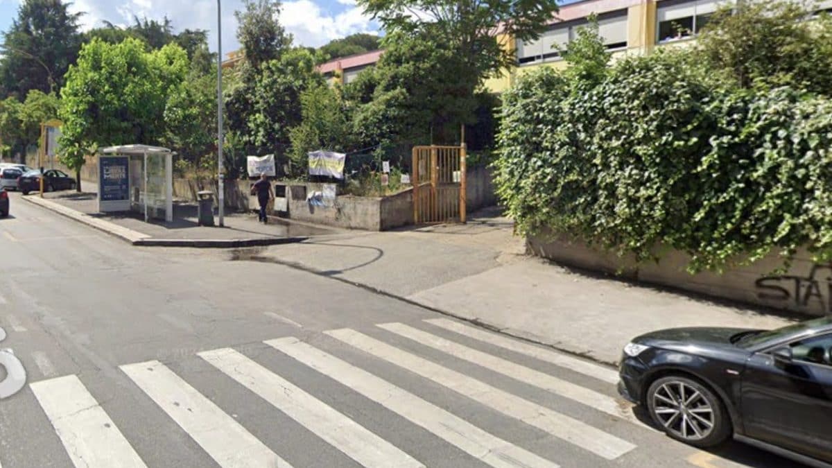 La scuola media davanti a cui è stato investito il ragazzo di 11 anni (da Google Maps)