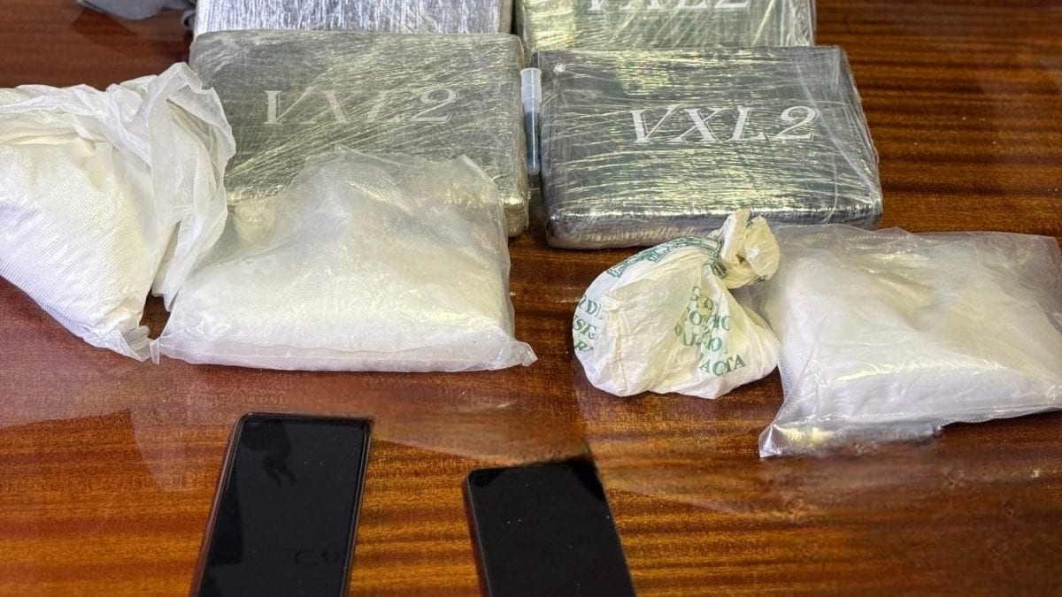La droga e gli smartphone sequestrati (foto da polizia)