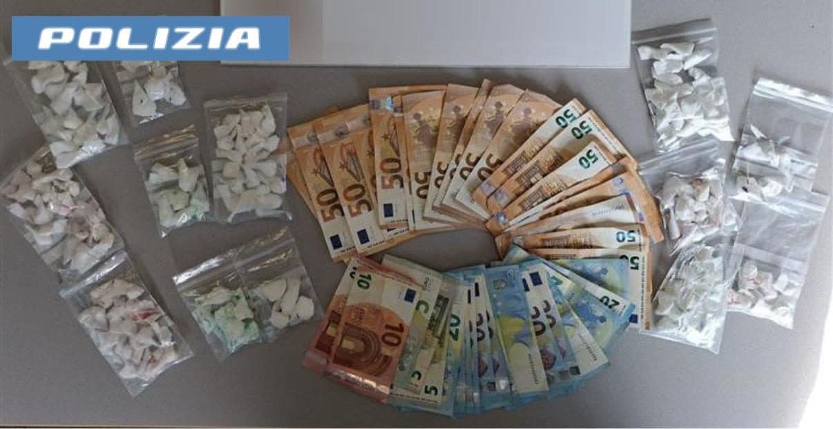 I contanti e le dosi sequestrate (Foto da polizia)