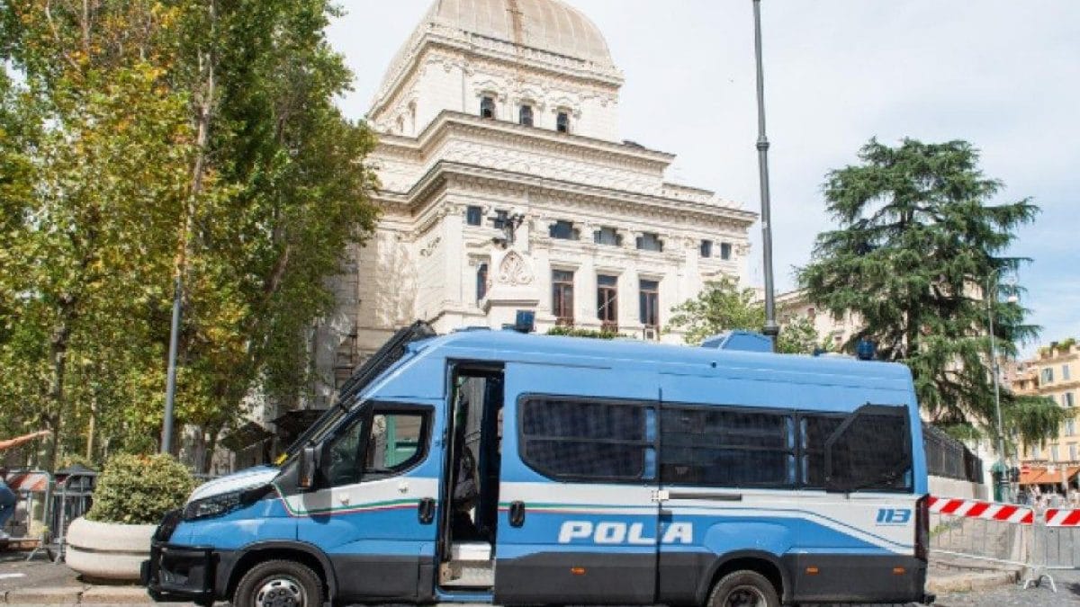 La polizia davanti alla sinagoga (Immagine di repertorio La Presse)