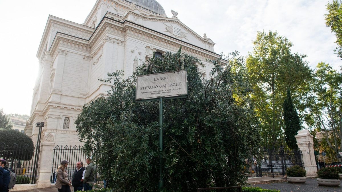 Largo Stefano Gaj Taché, davanti al Tempio Maggiore di Roma (Lapresse)