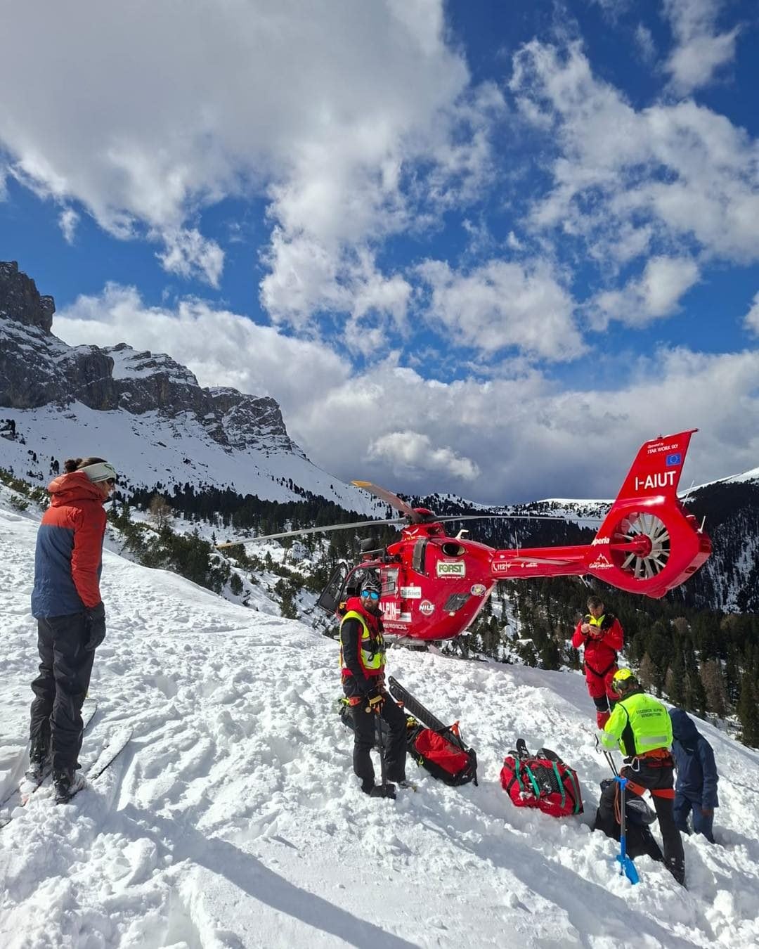 le operazioni dei soccorritori dell’Aiut Alpin Dolomites e gli agenti del Corpo Nazionale Soccorso Alpino e Speleologico dalla pagina Facebook.