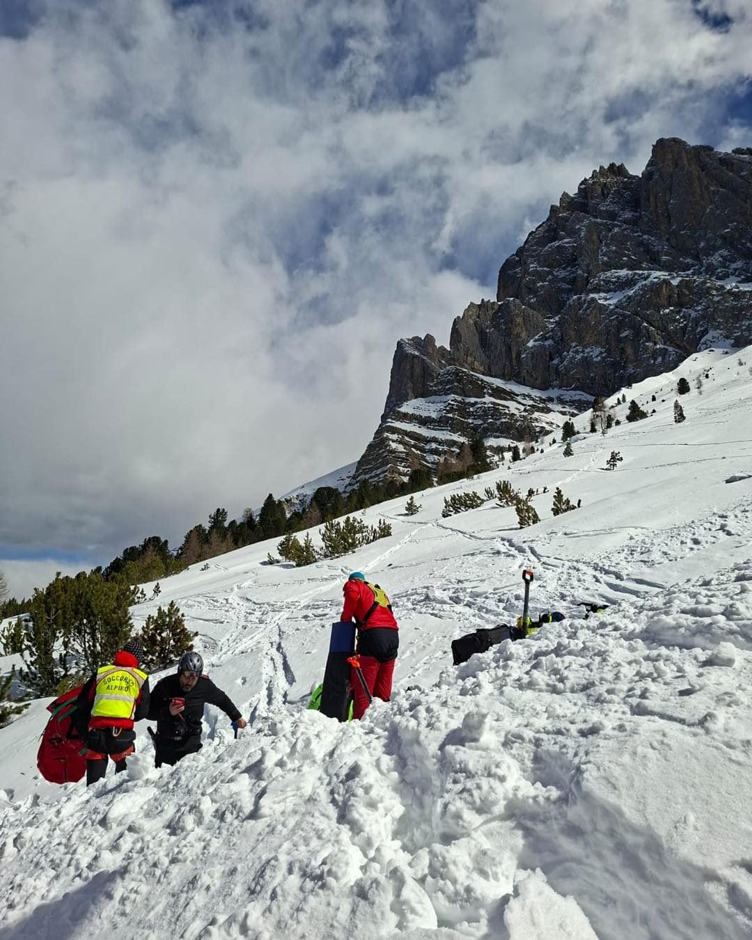 le operazioni dei soccorritori dell’Aiut Alpin Dolomites e gli agenti del Corpo Nazionale Soccorso Alpino e Speleologico.