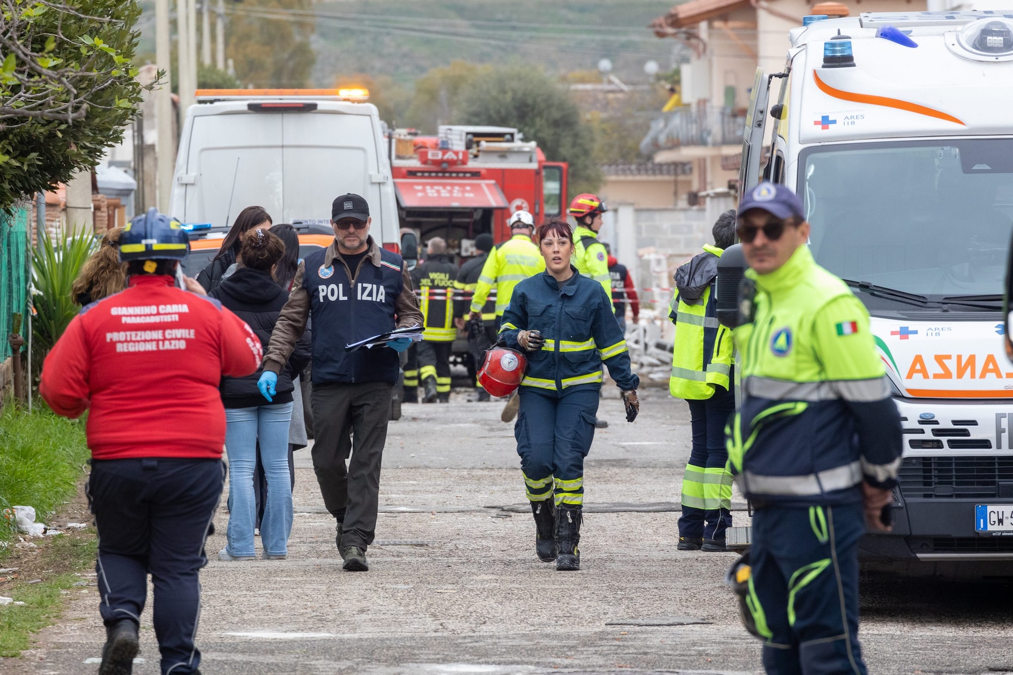 Esplosione devasta palazzina a Roma: coniugi gravi, la moglie al centro ustionati.