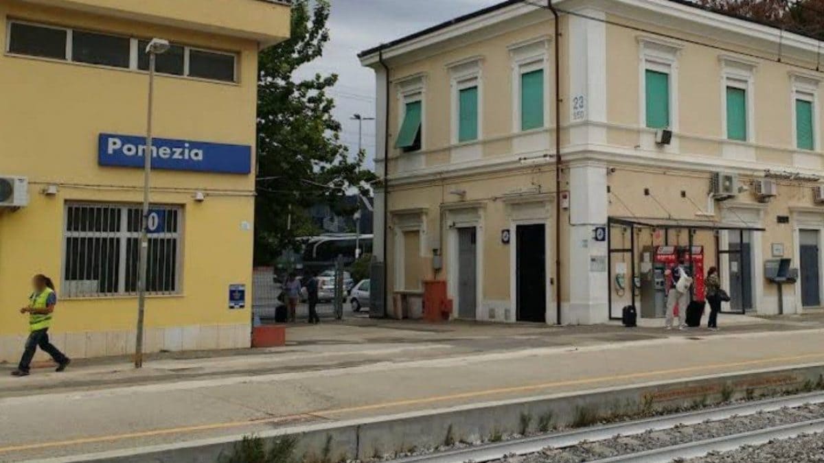 La stazione di Pomezia, a pochi passi dall’incidente.