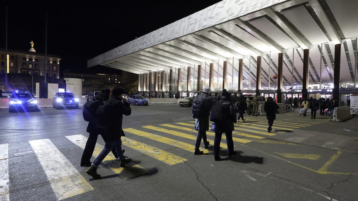 Piazza dei Cinquecento davanti alla stazione Termini (Lapresse)