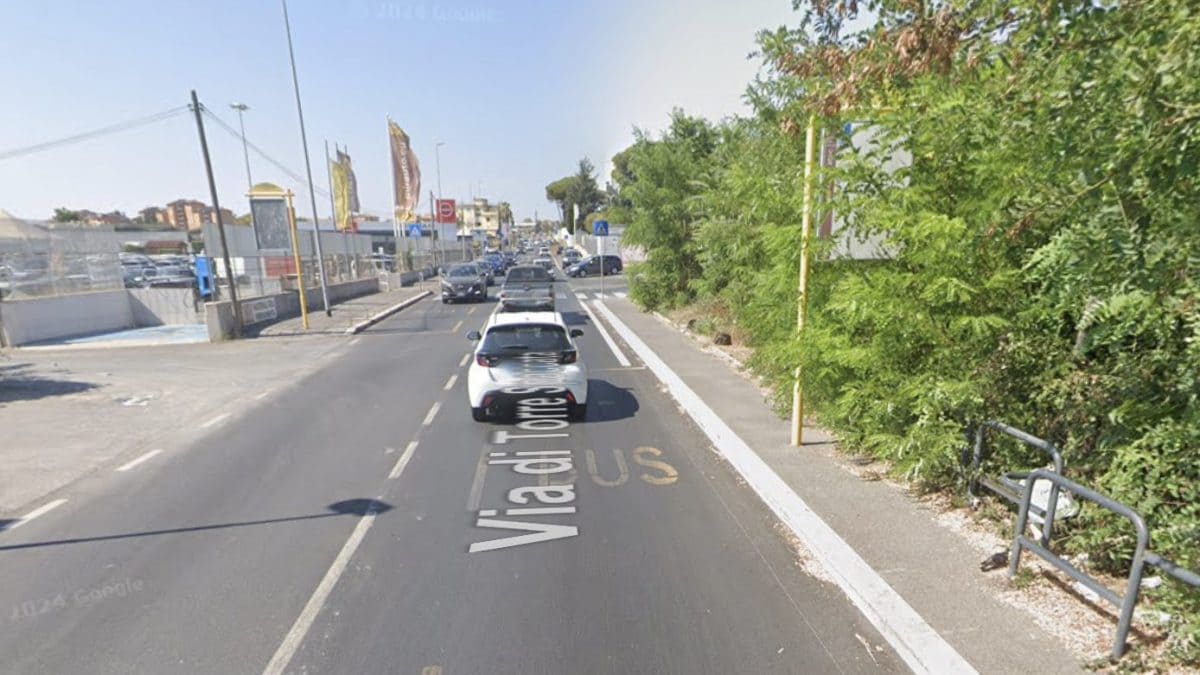 Due delle fermate dei bus in via di Torre Spaccata.