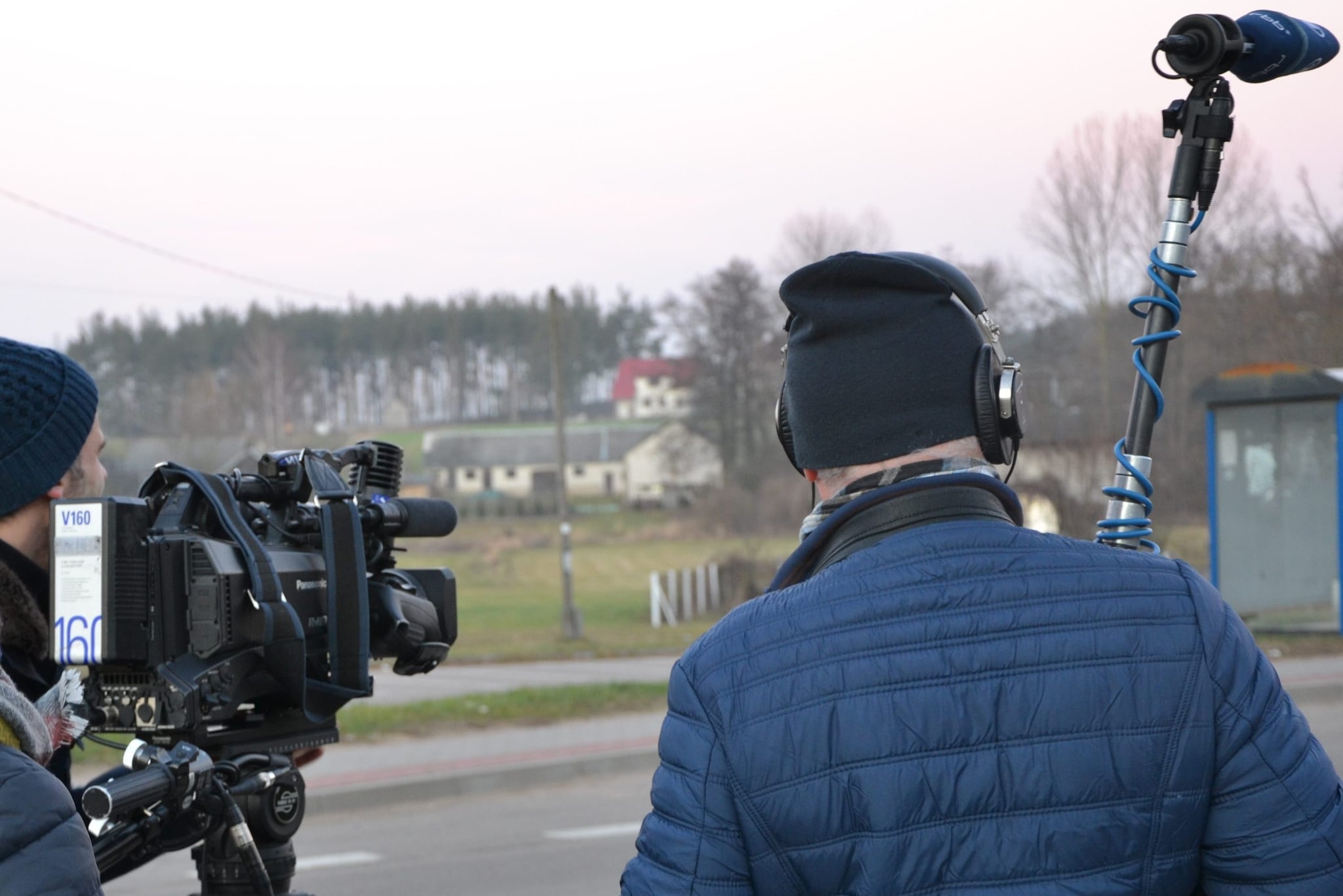 Caos a Roma: troupe Rai aggredita durante riprese di occupazioni anarchiche